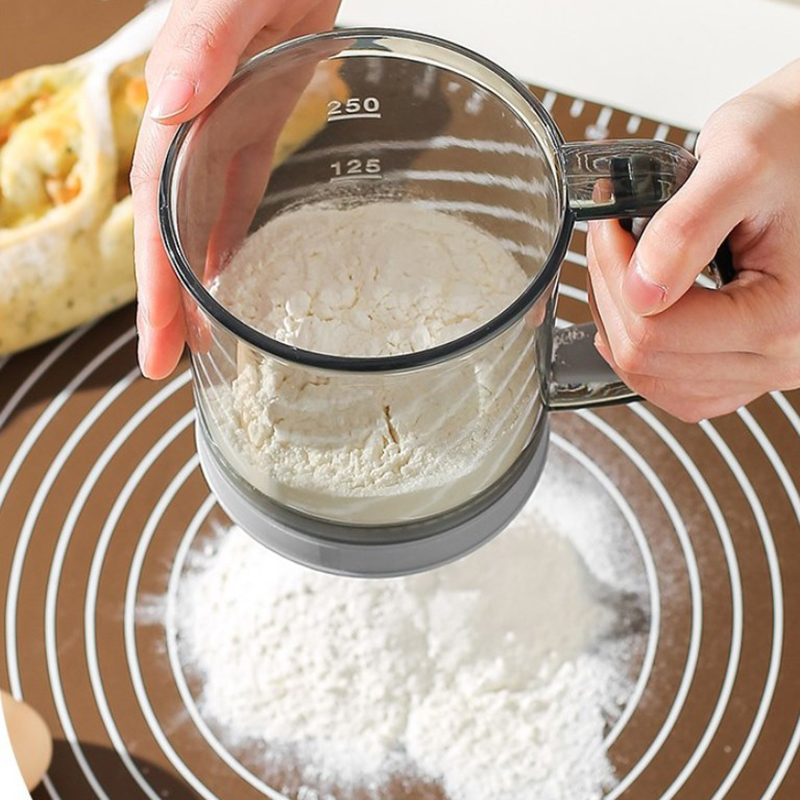 Baking Powder Kitchen - ตะแกรงร่อนแป้งในครัวแบบมือถือ กึ่งอัตโนมัติ ที่ร่อนน้ำตาล ที่เขย่าผง พร้อมถ้วยตวงและด้ามจับ อุปกรณ์ทำขนม